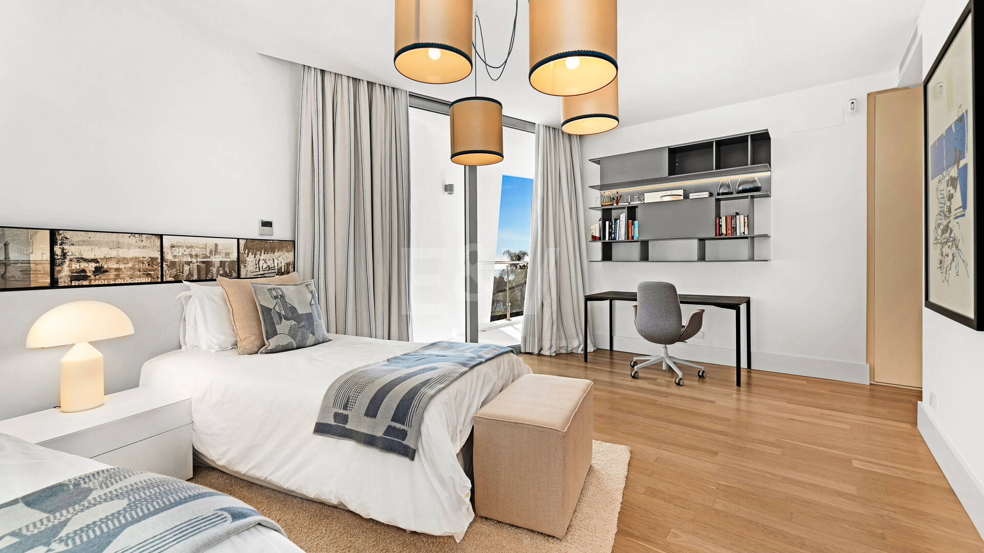 Villa pareada de esquina de estilo contemporáneo con vistas panorámicas al mar y piscina privada en Sierra Blanca