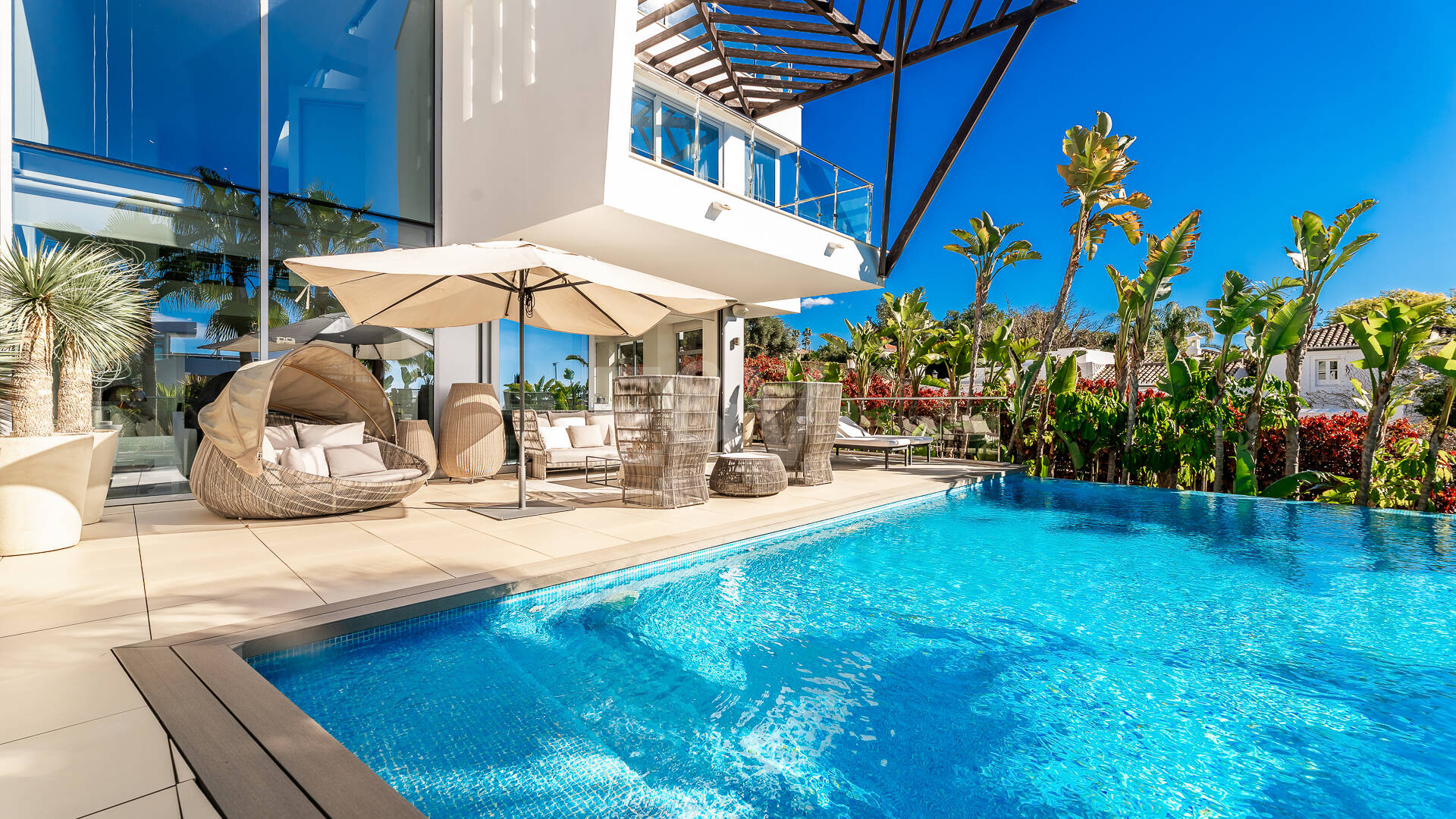 Villa pareada de esquina de estilo contemporáneo con vistas panorámicas al mar y piscina privada en Sierra Blanca