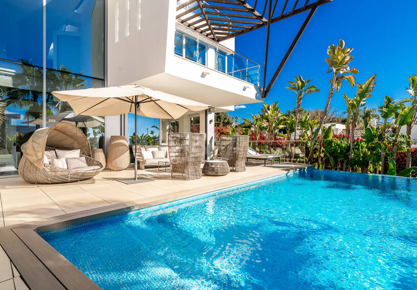 Modern Corner Semi-Detached Villa with Panoramic Sea Views and Private Pool in Sierra Blanca