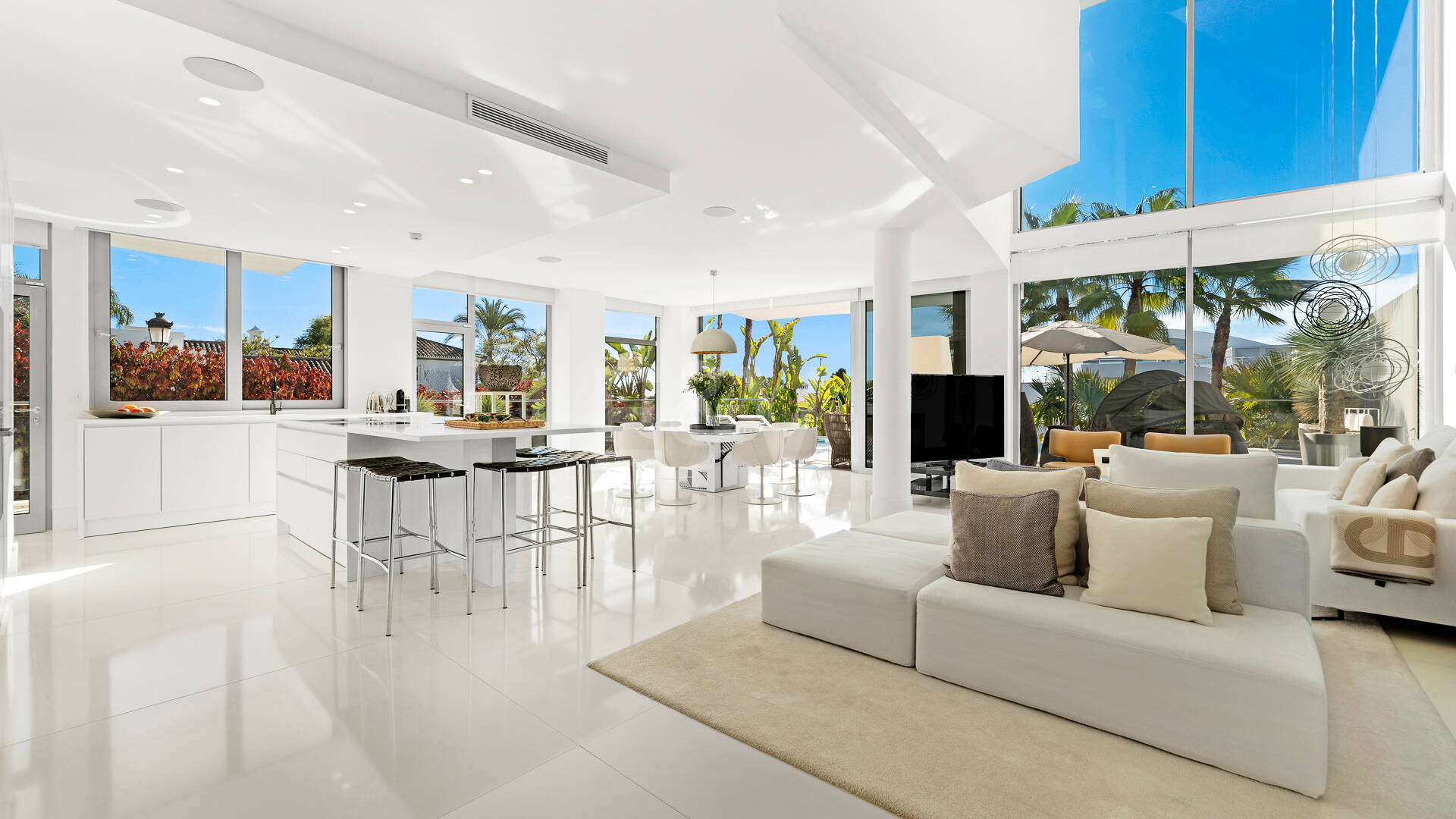 Villa pareada de esquina de estilo contemporáneo con vistas panorámicas al mar y piscina privada en Sierra Blanca