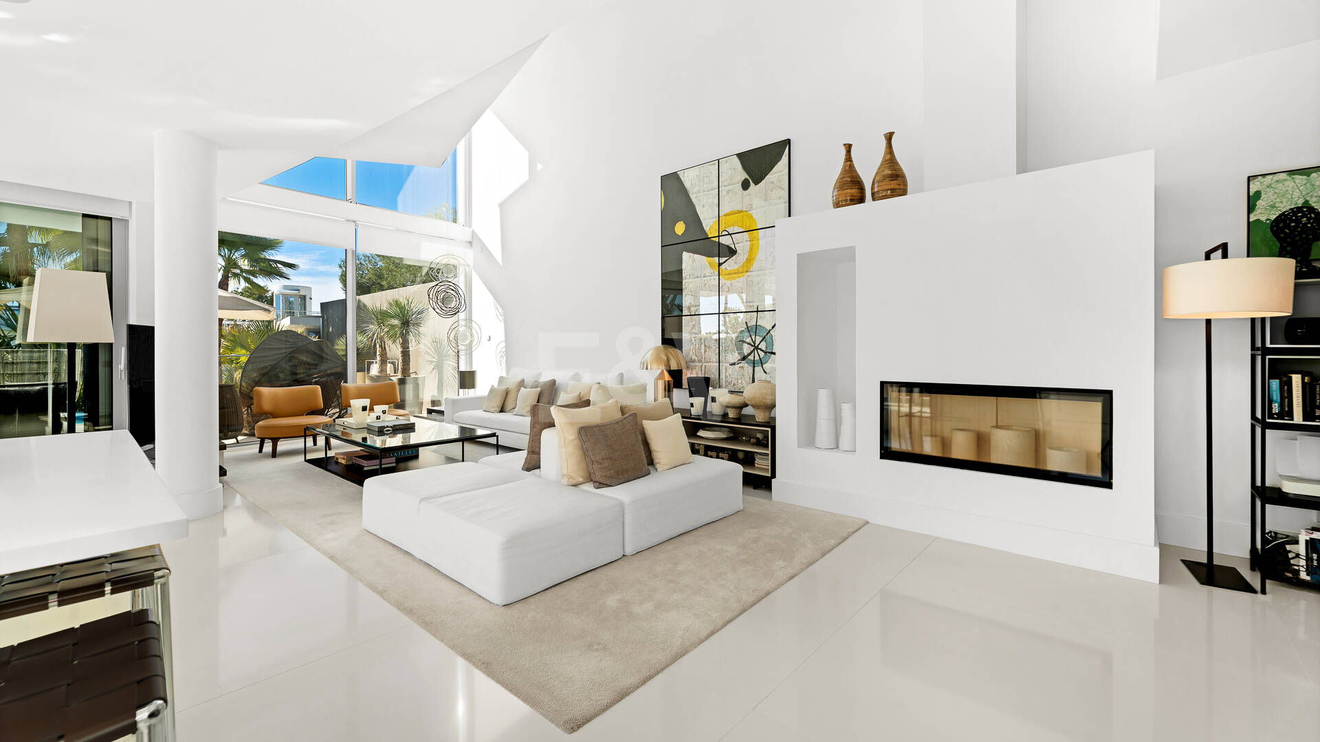 Villa pareada de esquina de estilo contemporáneo con vistas panorámicas al mar y piscina privada en Sierra Blanca