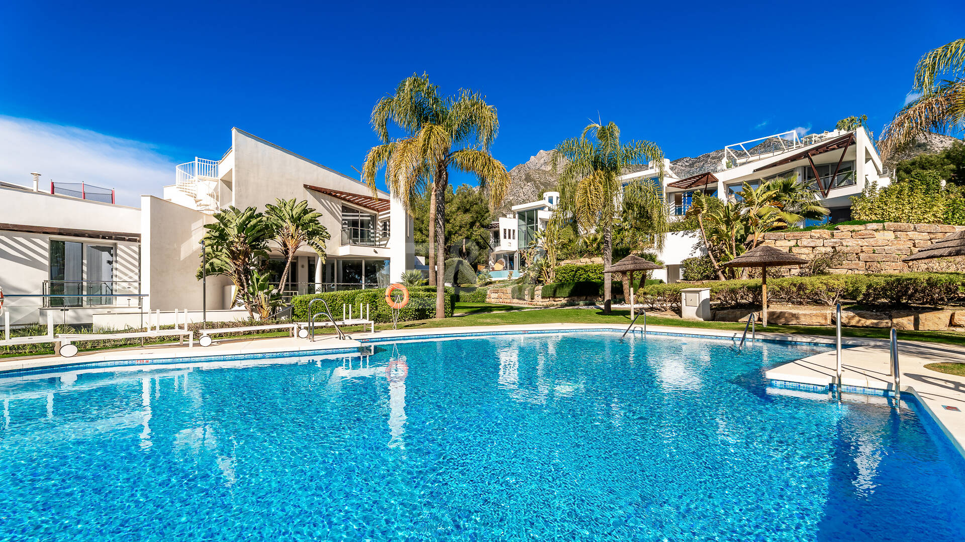 Villa pareada de esquina de estilo contemporáneo con vistas panorámicas al mar y piscina privada en Sierra Blanca