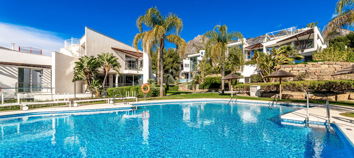 Villa pareada de esquina contemporánea con vistas panorámicas al mar en Meisho Hills, Sierra Blanca