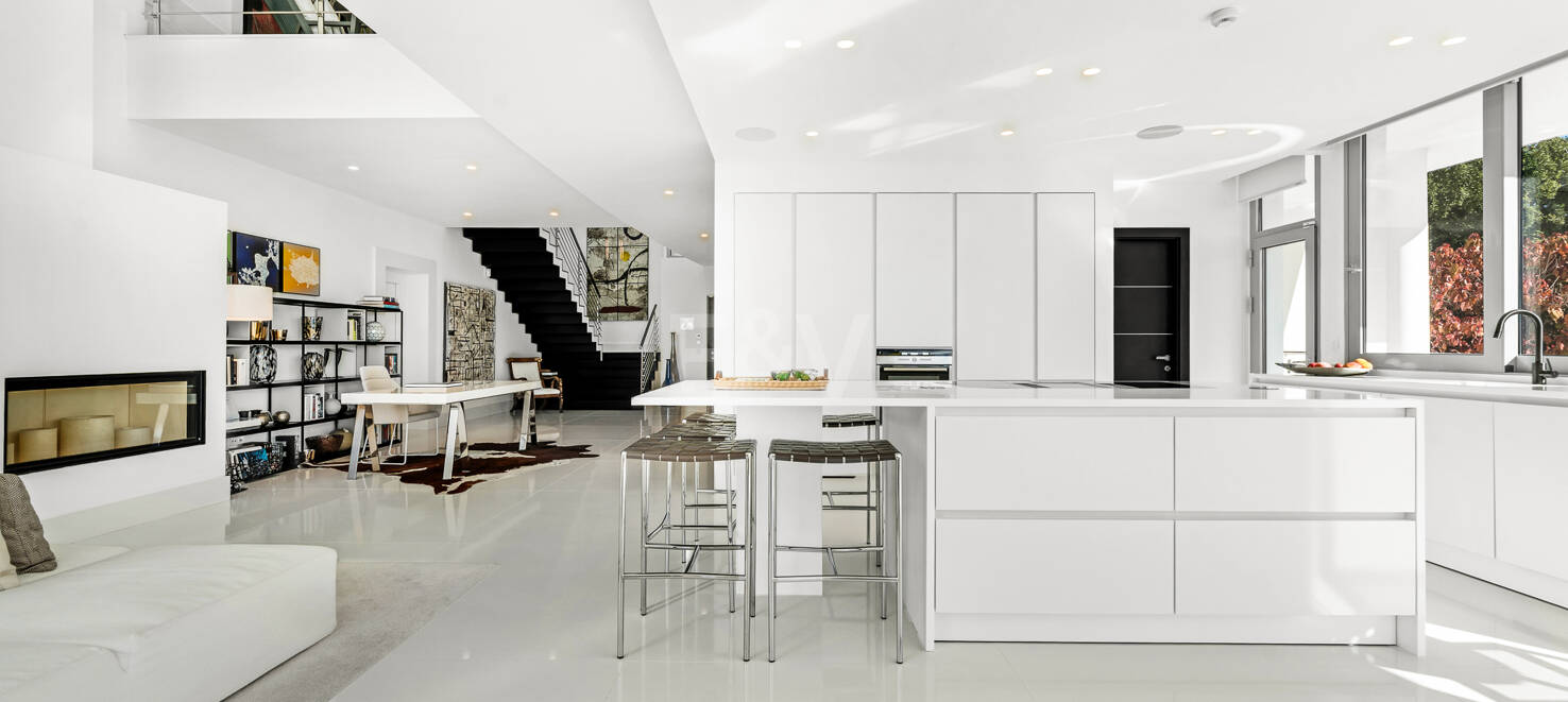 Villa pareada de esquina contemporánea con vistas panorámicas al mar en Meisho Hills, Sierra Blanca