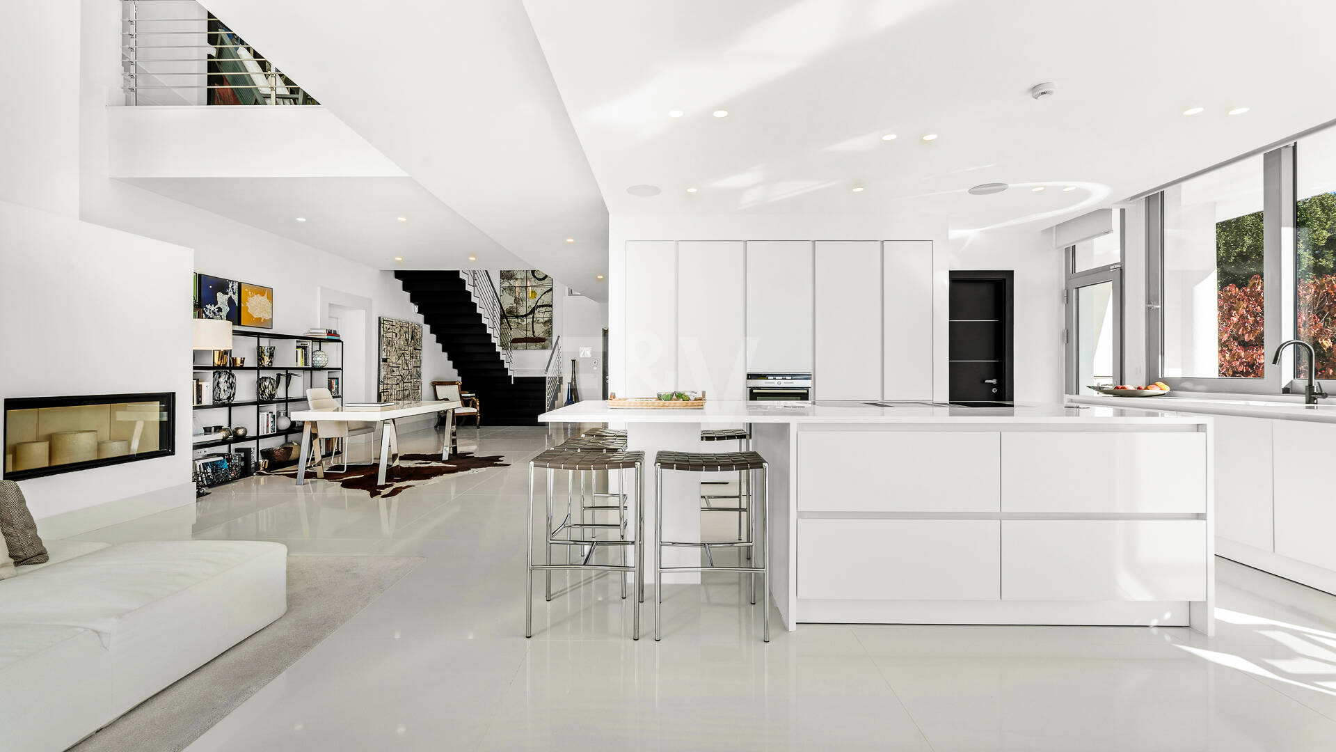 Villa pareada de esquina de estilo contemporáneo con vistas panorámicas al mar y piscina privada en Sierra Blanca