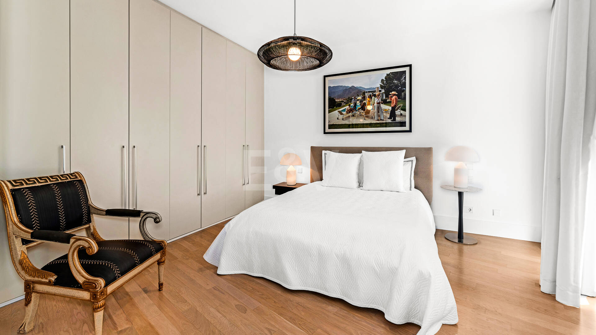 Villa pareada de esquina de estilo contemporáneo con vistas panorámicas al mar y piscina privada en Sierra Blanca