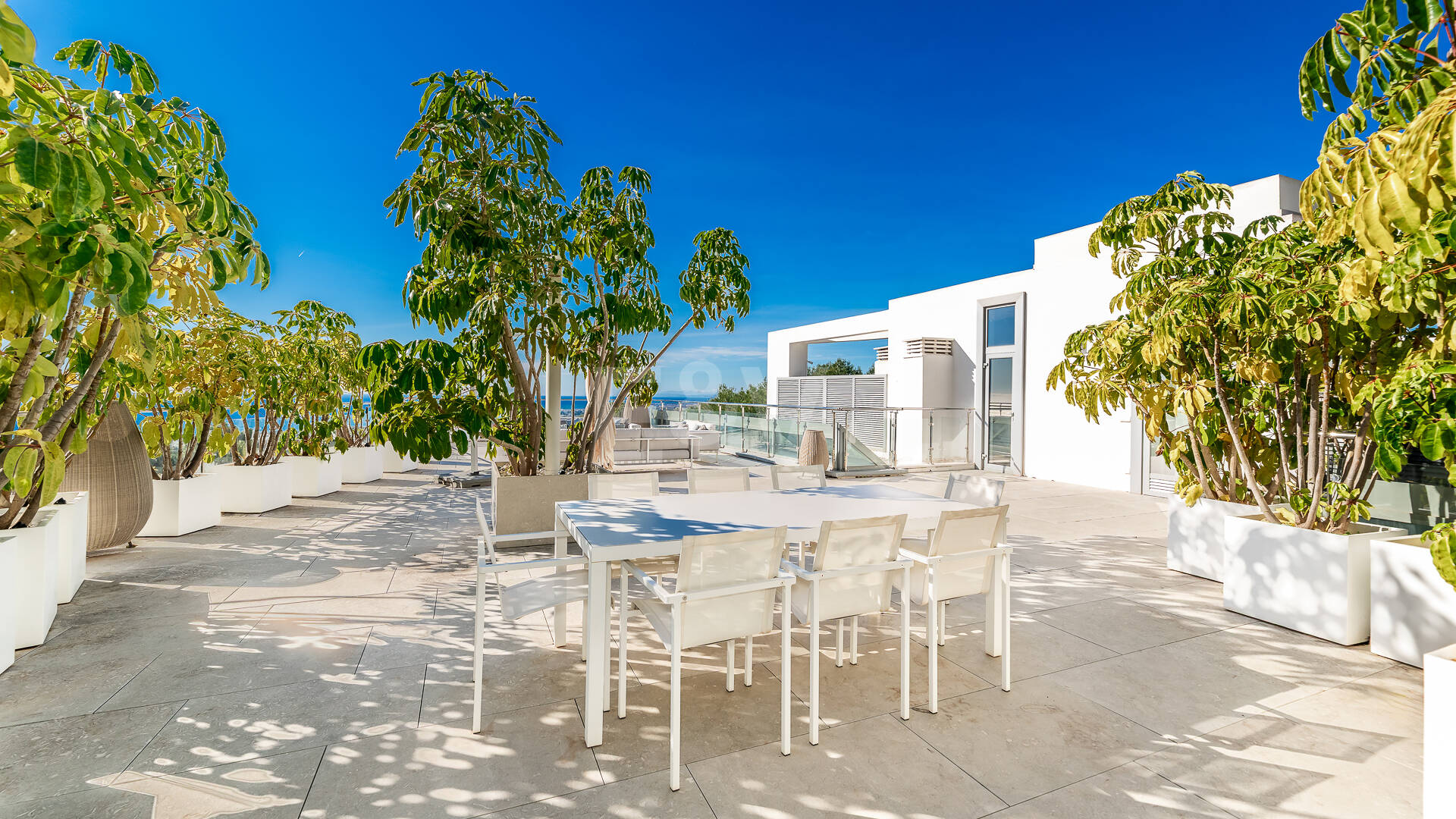 Villa pareada de esquina de estilo contemporáneo con vistas panorámicas al mar y piscina privada en Sierra Blanca