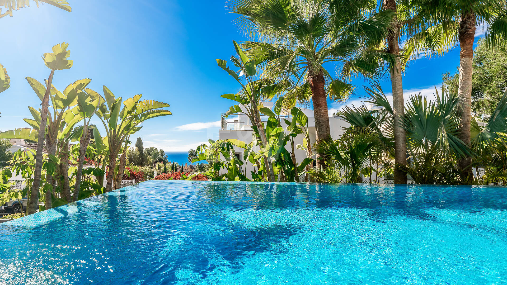 Villa pareada de esquina de estilo contemporáneo con vistas panorámicas al mar y piscina privada en Sierra Blanca