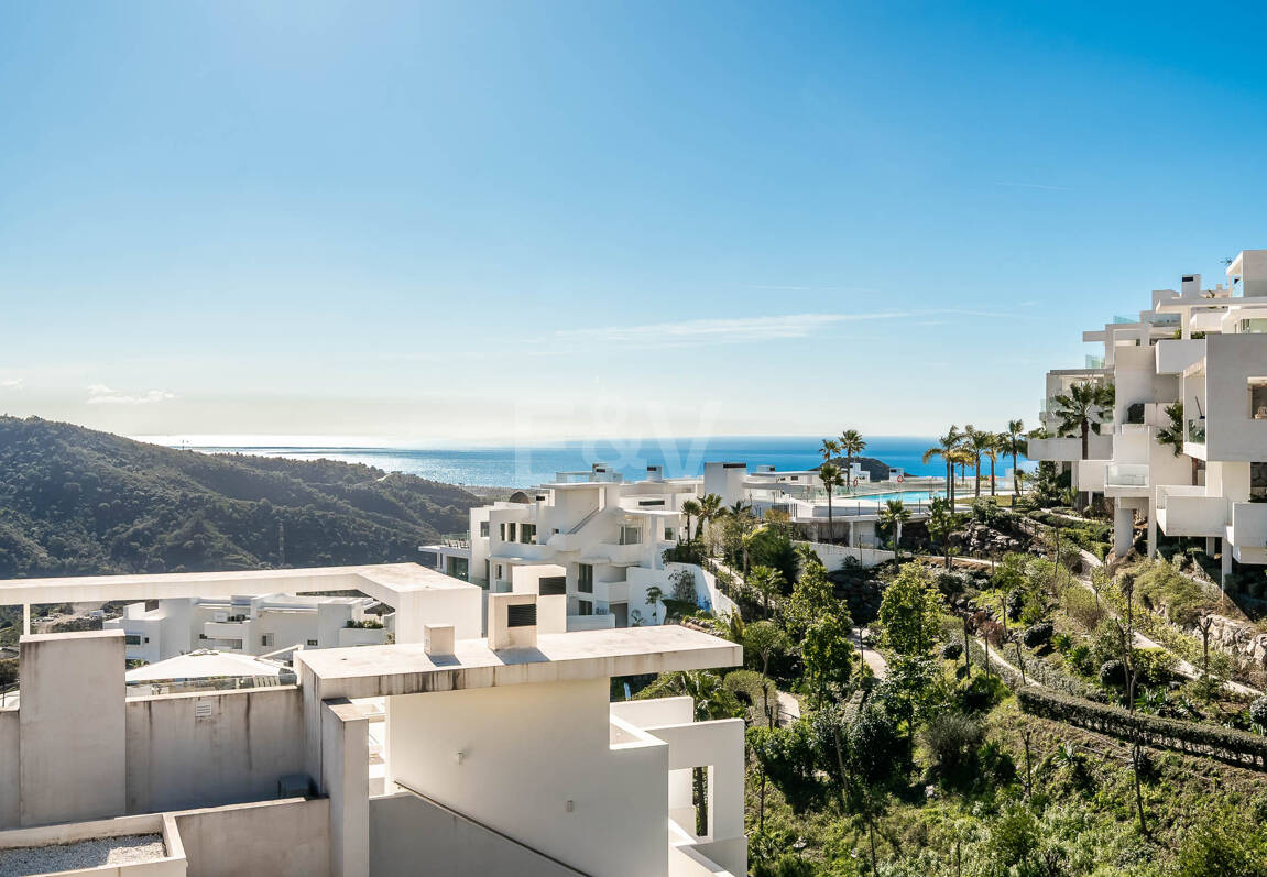 South-Facing Apartment with Panoramic Views for Sale in Palo Alto, Marbella