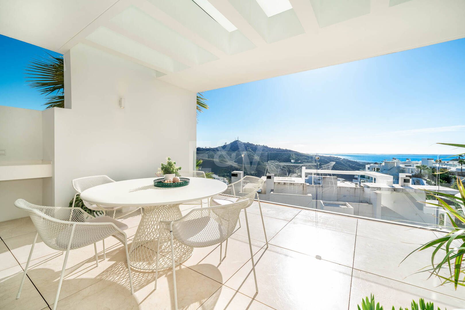 Apartamento orientado al sur con vistas panorámicas en venta en Palo Alto, Marbella