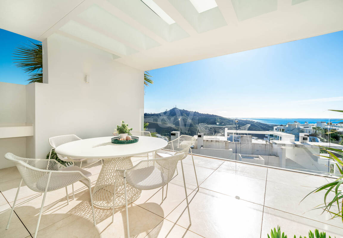 South-Facing Apartment with Panoramic Views for Sale in Palo Alto, Marbella