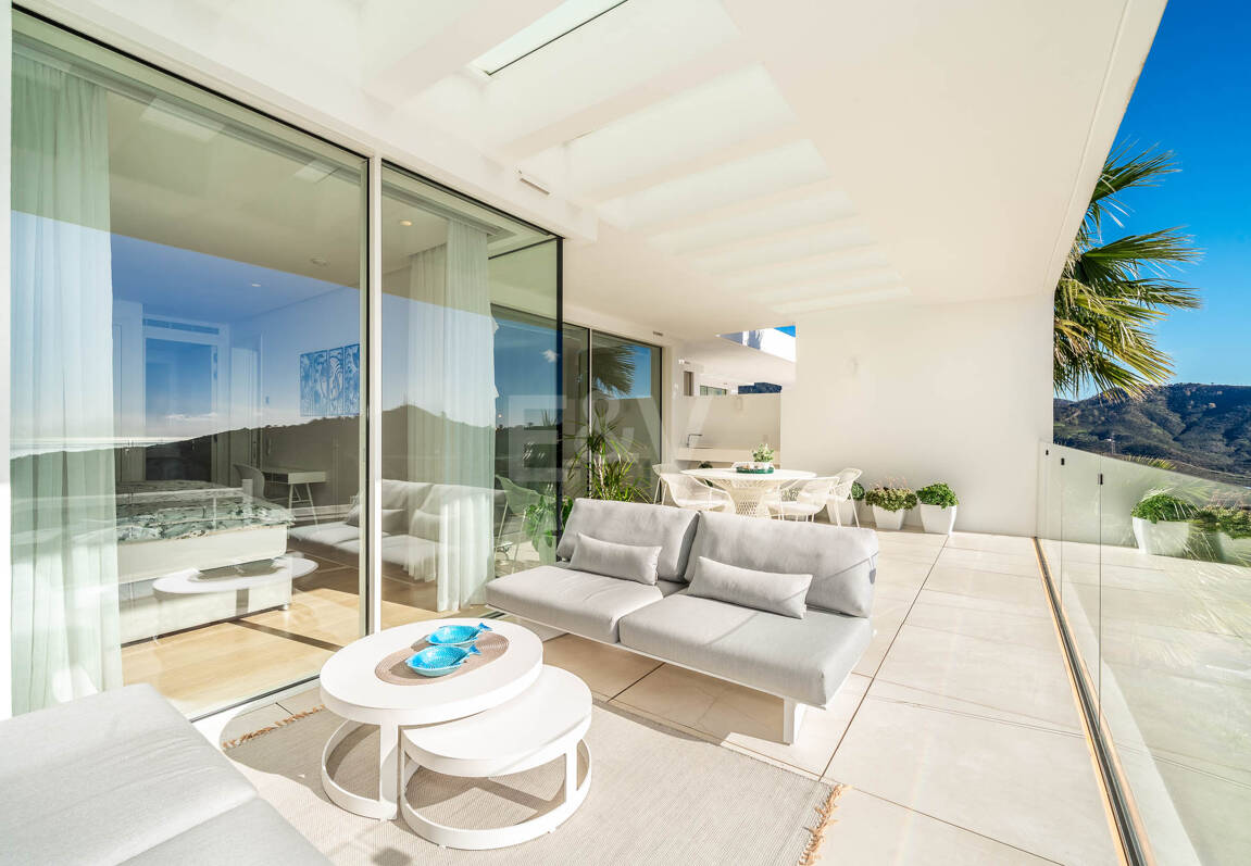South-Facing Apartment with Panoramic Views for Sale in Palo Alto, Marbella