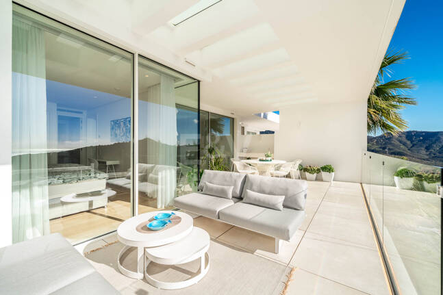 South-Facing Apartment with Panoramic Views for Sale in Palo Alto, Marbella