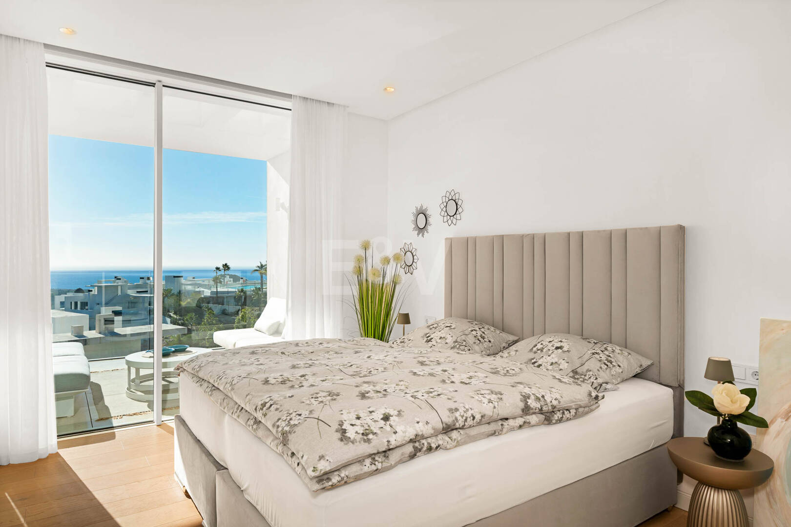 Apartamento orientado al sur con vistas panorámicas en venta en Palo Alto, Marbella