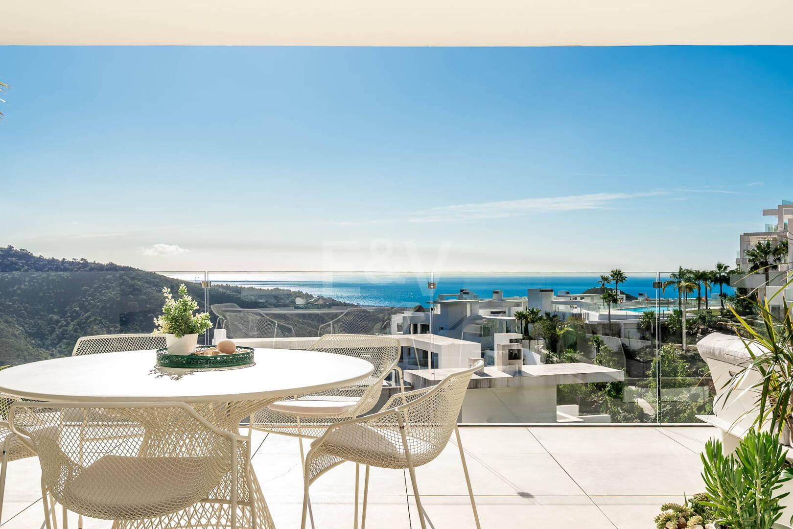 Apartamento orientado al sur con vistas panorámicas en venta en Palo Alto, Marbella