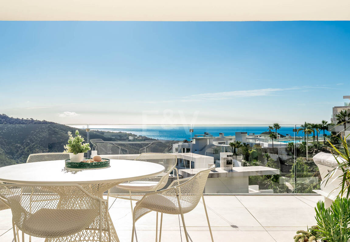 South-Facing Apartment with Panoramic Views for Sale in Palo Alto, Marbella