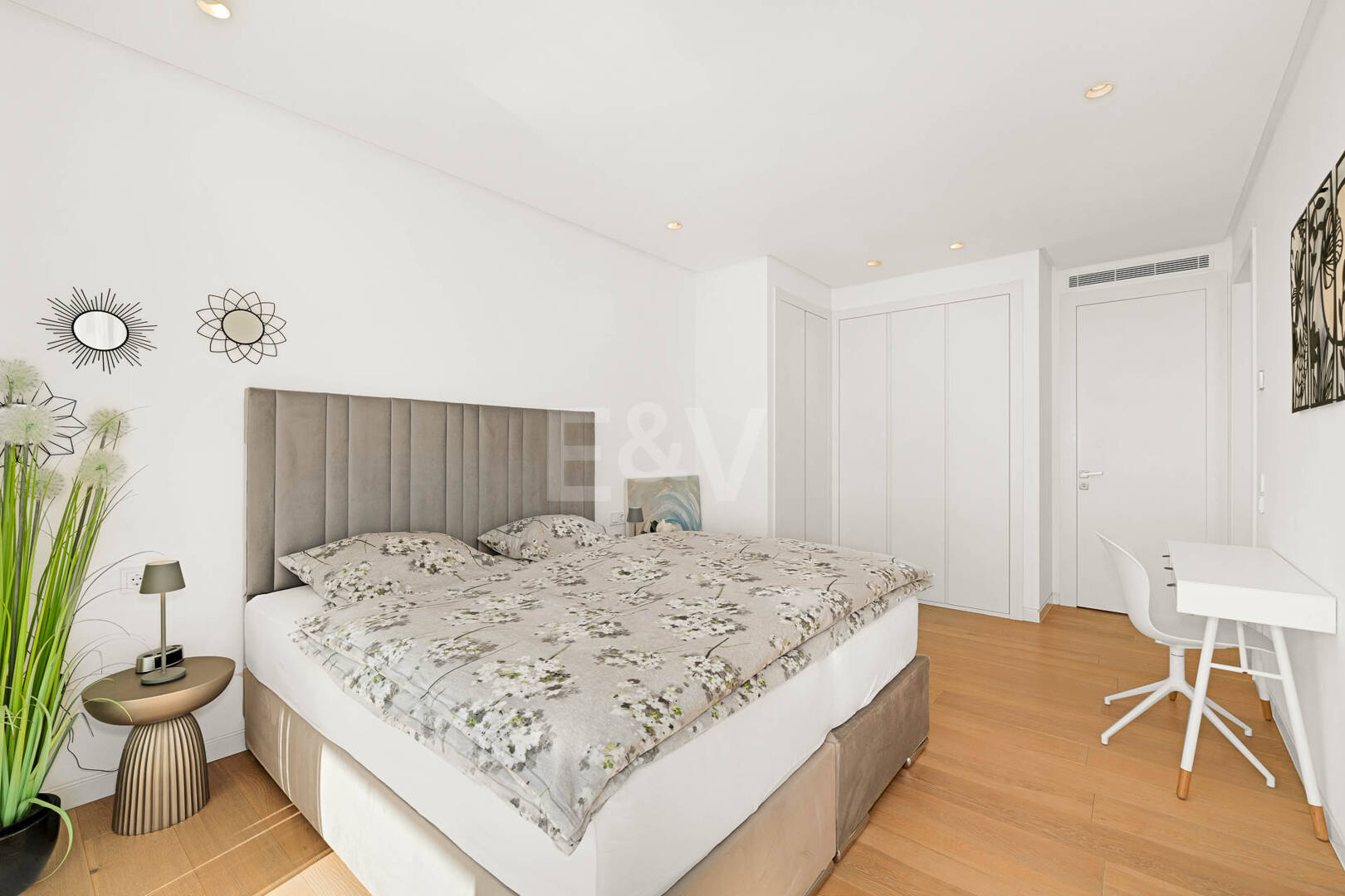 Apartamento orientado al sur con vistas panorámicas en venta en Palo Alto, Marbella