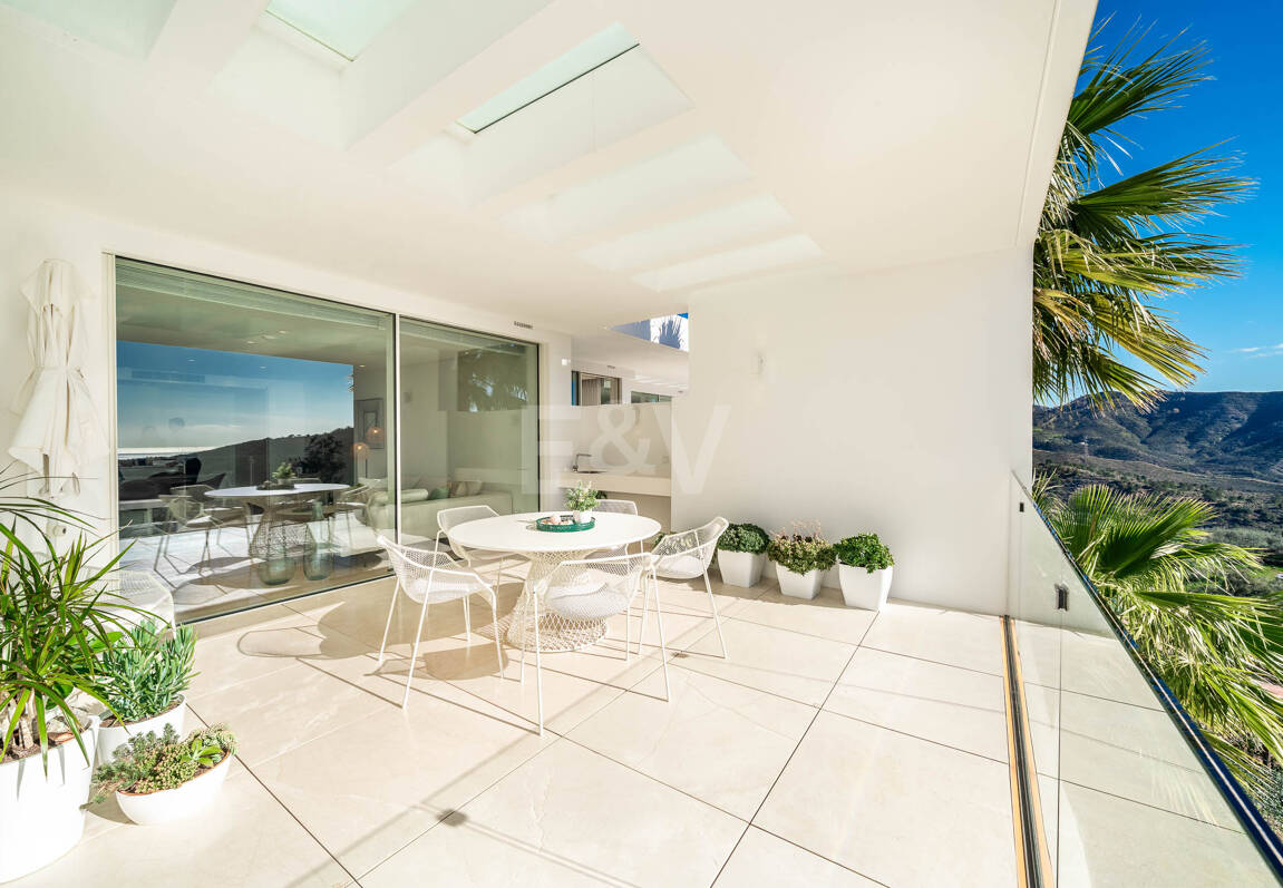 South-Facing Apartment with Panoramic Views for Sale in Palo Alto, Marbella