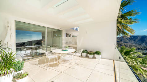 South-Facing Apartment with Panoramic Views for Sale in Palo Alto, Marbella