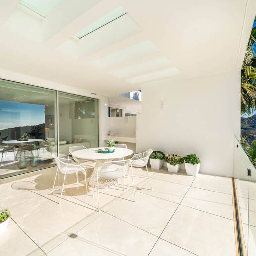 South-Facing Apartment with Panoramic Views for Sale in Palo Alto, Marbella