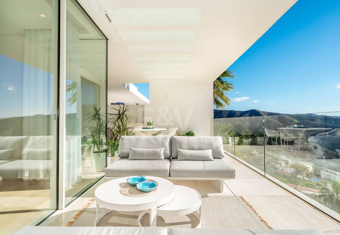 South-Facing Apartment with Panoramic Views for Sale in Palo Alto, Marbella