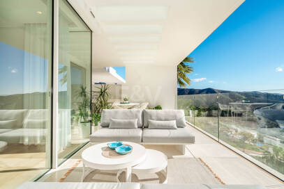 South-Facing Apartment with Panoramic Views for Sale in Palo Alto Marbella