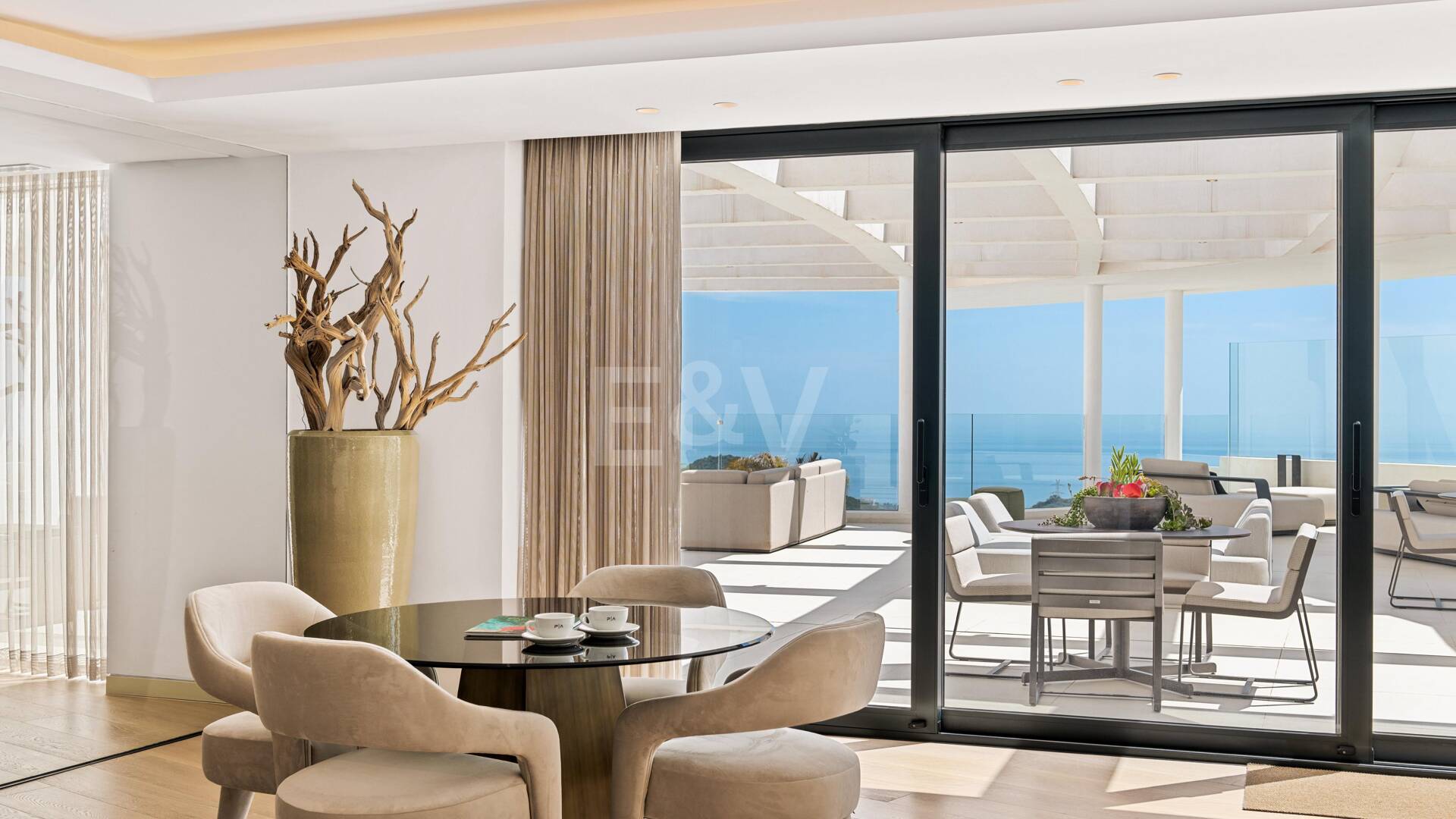 Apartamento orientado al sur con vistas panorámicas en venta en Palo Alto, Marbella