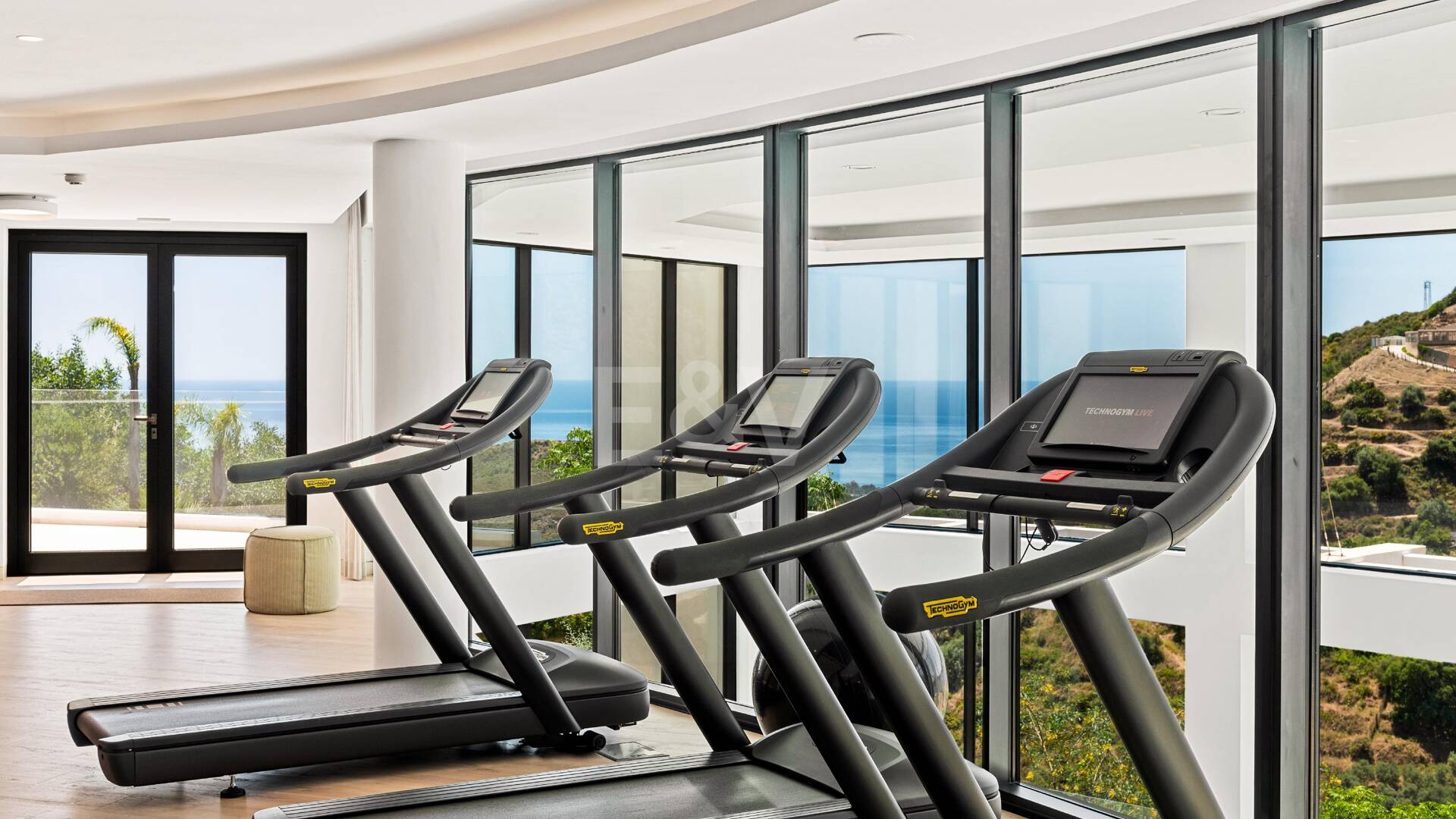 Apartamento orientado al sur con vistas panorámicas en venta en Palo Alto, Marbella