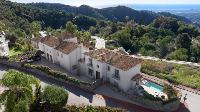 Villa pareada magníficamente modernizada en comunidad cerrada