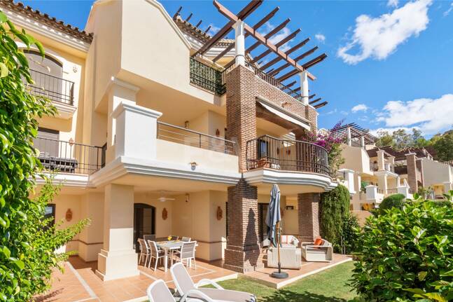 Exclusive apartment with private garden and golf views in Las Jacarandas, Los Arqueros. Available for short-mid -term rentals