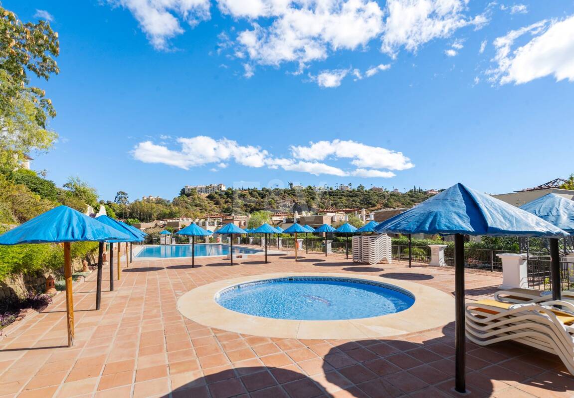 Exclusive apartment with private garden and golf views in Las Jacarandas, Los Arqueros. Available for short-mid -term rentals