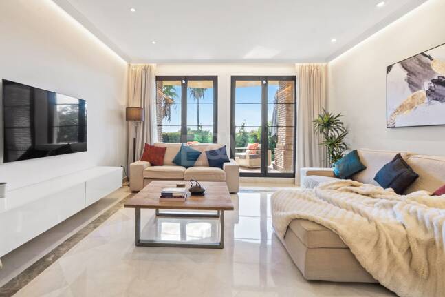 Exclusive apartment with private garden and golf views in Las Jacarandas, Los Arqueros. Available for short-mid -term rentals