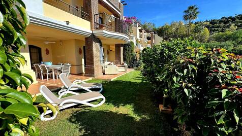 Exklusive Wohnung mit privatem Garten und Blick auf den Golfplatz in Las Jacarandas, Los Arqueros. Verfügbar für temporäre und Ferienvermietung