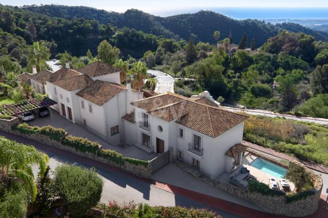 Villa im andalusischen Stil mit skandinavischem Design in einer ruhigen, gesicherten Wohnanlage