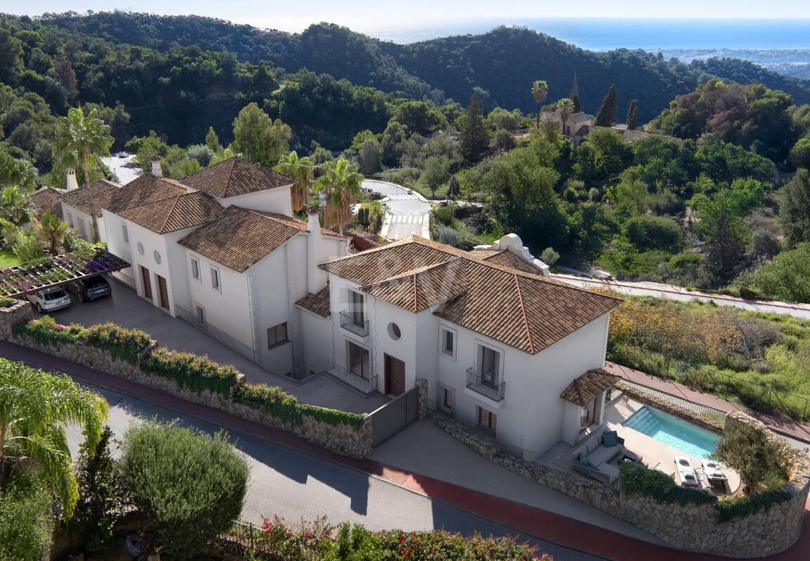 Villa im andalusischen Stil mit skandinavischem Design in einer ruhigen, gesicherten Wohnanlage
