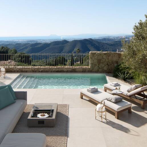 Villa im andalusischen Stil mit skandinavischem Design in einer ruhigen, gesicherten Wohnanlage