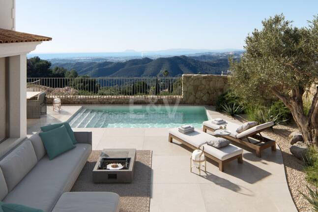 Villa im andalusischen Stil mit skandinavischem Design in einer ruhigen, gesicherten Wohnanlage