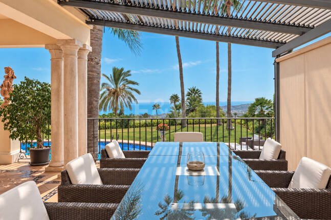 Außergewöhnliche Mansion mit Meerblick in den prestigeträchtigen Höhenlagen von Sierra Blanca