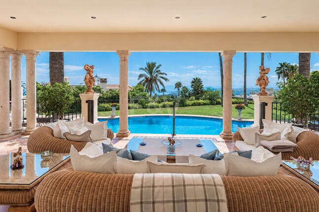 Außergewöhnliche Mansion mit Meerblick in den prestigeträchtigen Höhenlagen von Sierra Blanca