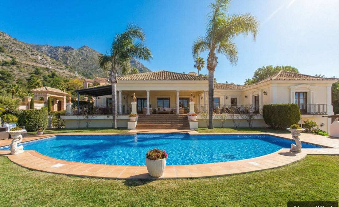 Set in the upper part of the exclusive and secure urbanisation of Sierra Blanca, this imposing two-level villa stands as...