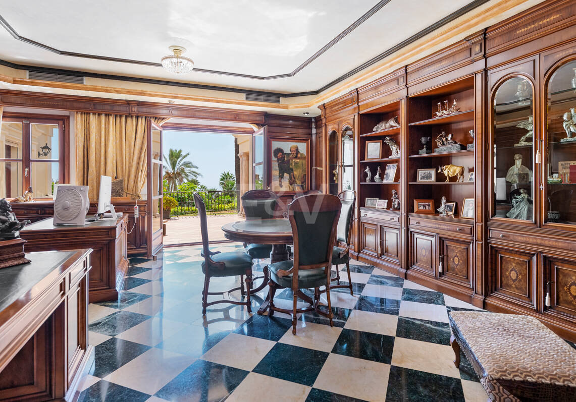 Außergewöhnliche Mansion mit Meerblick in den prestigeträchtigen Höhenlagen von Sierra Blanca
