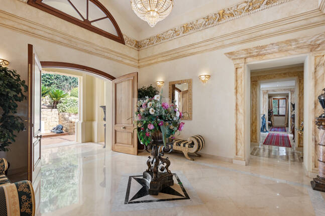 Außergewöhnliche Mansion mit Meerblick in den prestigeträchtigen Höhenlagen von Sierra Blanca