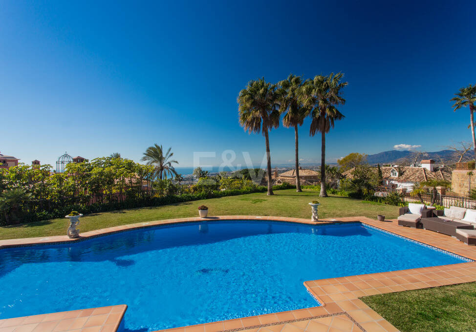 Außergewöhnliche Mansion mit Meerblick in den prestigeträchtigen Höhenlagen von Sierra Blanca