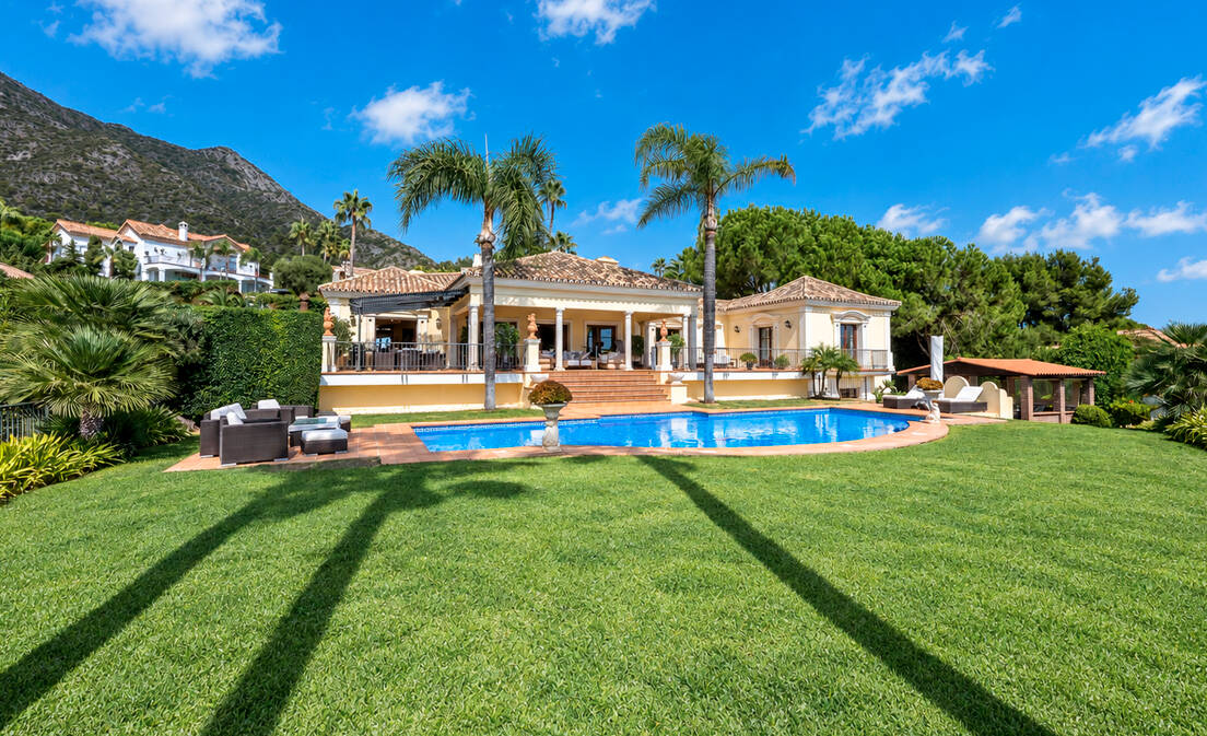 Ubicada en la parte alta de la exclusiva y segura urbanización de Sierra Blanca, esta imponente villa de dos niveles...