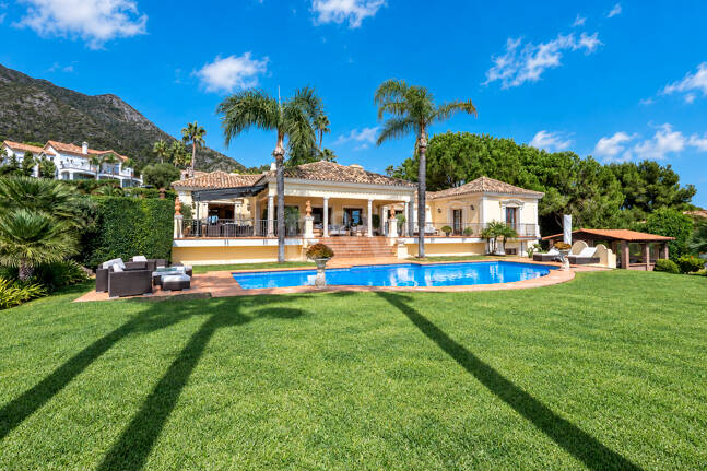 Außergewöhnliche Mansion mit Meerblick in den prestigeträchtigen Höhenlagen von Sierra Blanca