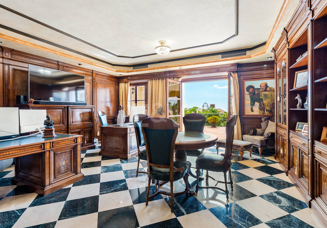 Außergewöhnliche Mansion mit Meerblick in den prestigeträchtigen Höhenlagen von Sierra Blanca