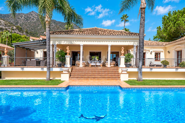 Außergewöhnliche Mansion mit Meerblick in den prestigeträchtigen Höhenlagen von Sierra Blanca