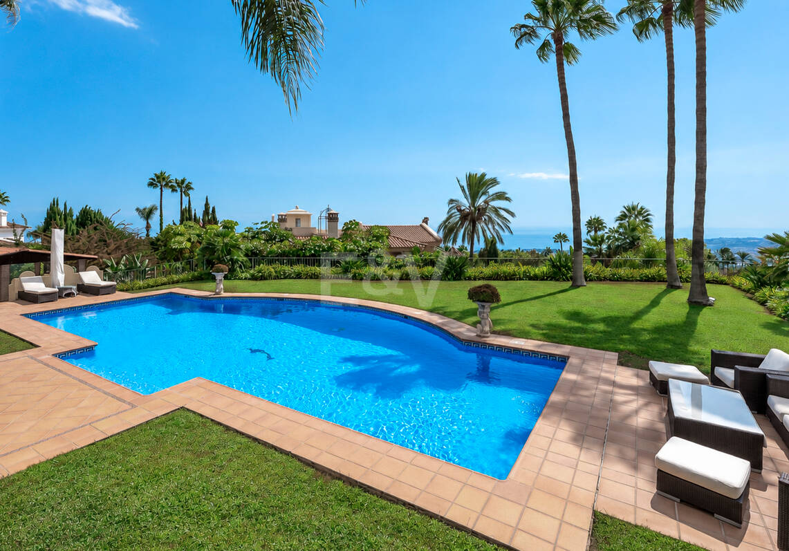 Außergewöhnliche Mansion mit Meerblick in den prestigeträchtigen Höhenlagen von Sierra Blanca