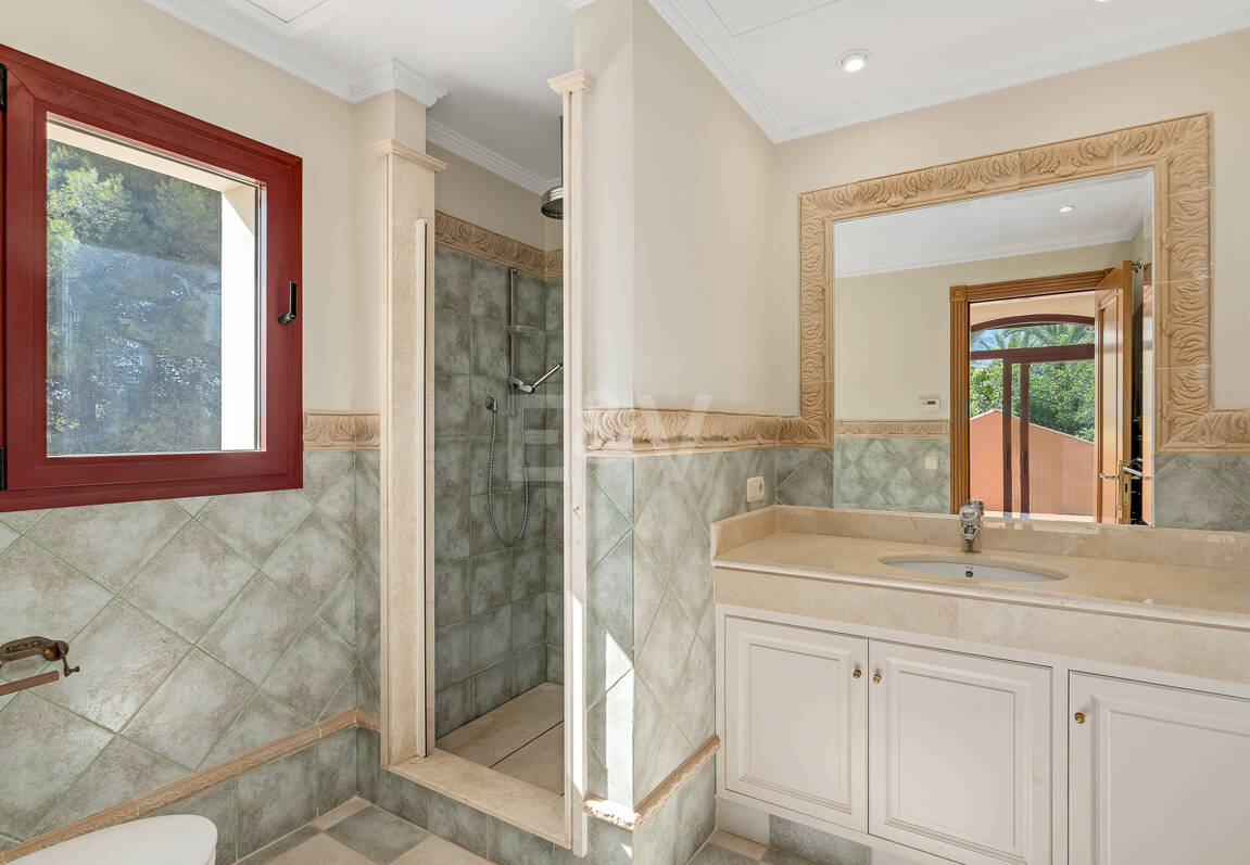 Rymlig och elegant Villa i Altos Reales på Golden Mile