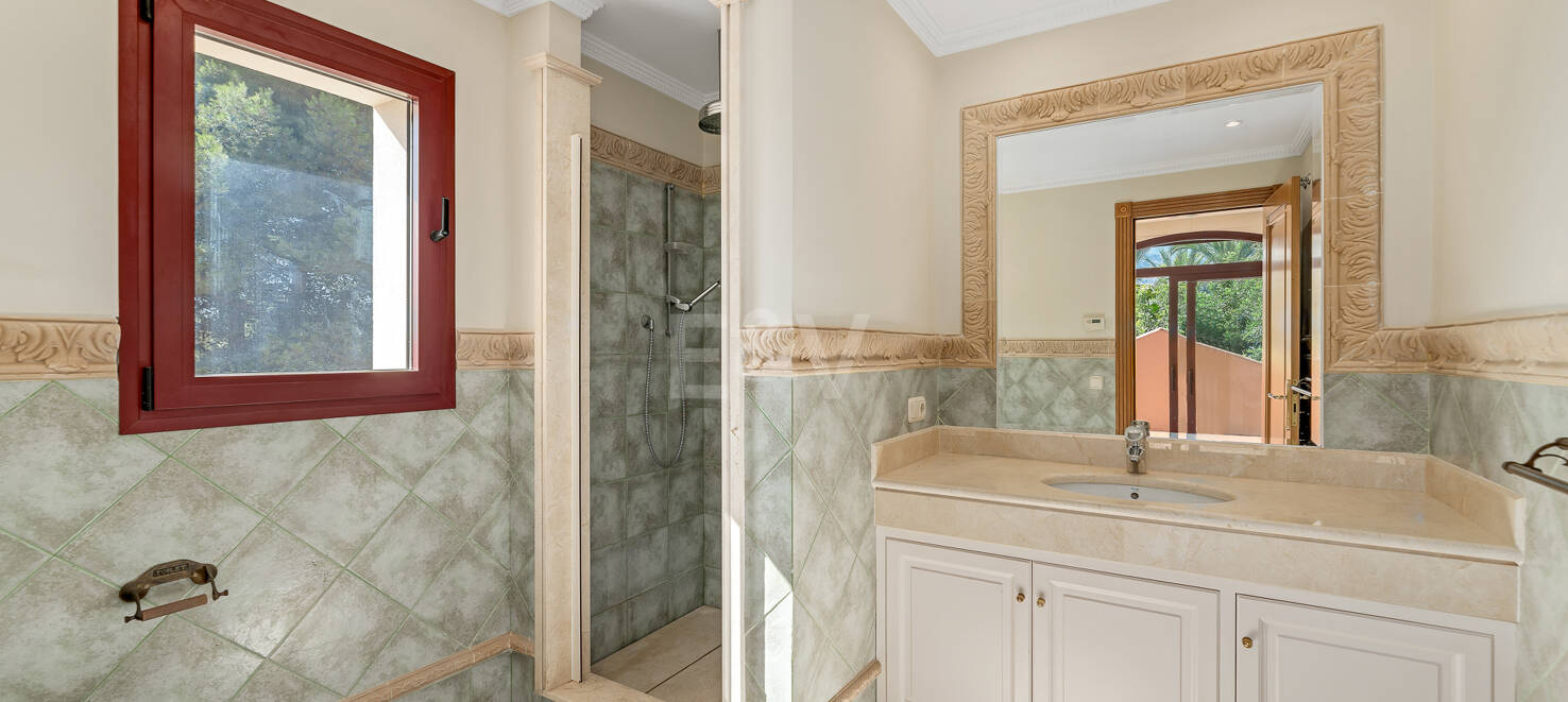 Rymlig och elegant Villa i Altos Reales på Golden Mile